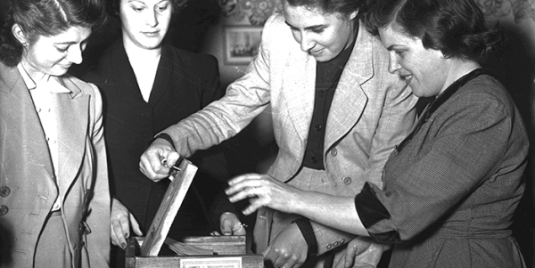 Apertura-de-urnas-de-una-mesa-femenina-1951-700x352